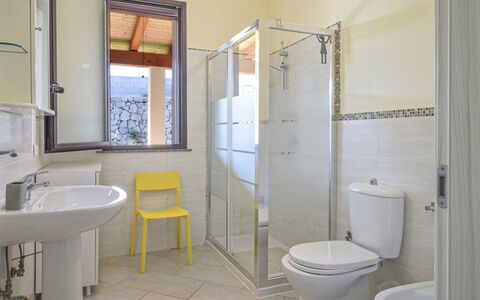 Villa Sara: Flooring, Armatur, Interior Design, Fussboden, Badezimmer, Installation, Sinken, Zimmer, Bad Sink, Decke
