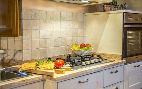 Casa Elia 6: Küche, Countertop, Küchengerät, Cabinetry, Major Appliance, Herd, Interior Design, Herd, Holz, Gasherd
