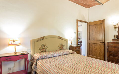 Antica Villa Merelli 12: Bett, Schlafzimmer, Bettdecke, Möbel, Bedding, Bettrahmen, Interior Design, Zimmer, Linens, Fussboden
