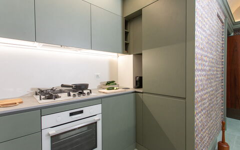 Belvedere Guastella B 4: Küche, Küchengerät, Countertop, Major Appliance, Interior Design, Holz, Cabinetry, Flooring, Herd, Decke