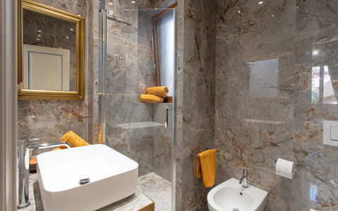 Belvedere Guastella B 4: Interior Design, Flooring, Fussboden, Armatur, Zapfhahn, Sinken, Badezimmer, Installation, Fliese, Spiegel