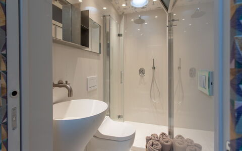 Belvedere Guastella B 4: Badezimmer, Interior Design, Armatur, Wand, Flooring, Fussboden, Toilette, Spiegel, Bad Sink, Installation