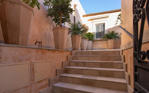 Belvedere Guastella B 4: Blumentopf, Treppe, Zimmerpflanze, Hof, Balkon, Geländer, Flagstone, Hazienda