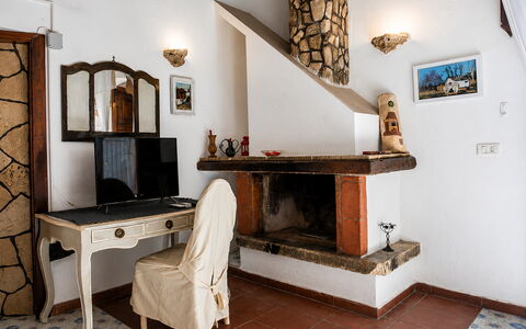 Casa Dafne: Wand, Möbel, Holz, Interior Design, Beleuchtung, Zimmer, Stuhl, Wohnzimmer, Hartholz, Holzbeize