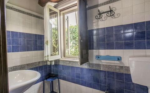 Casa Dafne: Flooring, Armatur, Fussboden, Interior Design, Fliese, Zapfhahn, Badezimmer, Installation, Sinken, Bad Sink