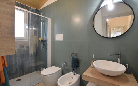 La Dimora di Diana: Badezimmer, Flooring, Armatur, Interior Design, Fussboden, Bad Sink, Sinken, Zapfhahn, Installation, Beleuchtung
