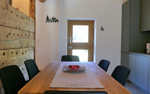 Nido delle Alpi: Möbel, Flooring, Interior Design, Holz, Fussboden, Tabelle, Decke, Stuhl, Küche & Esszimmer Tisch, Esszimmer