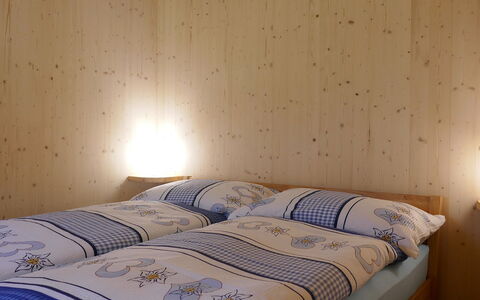 Nido delle Alpi: Holz, Interior Design, Decke, Zimmer, Holzbeize, Schlafzimmer, Hartholz, Bedding, Sperrholz, Bettdecke
