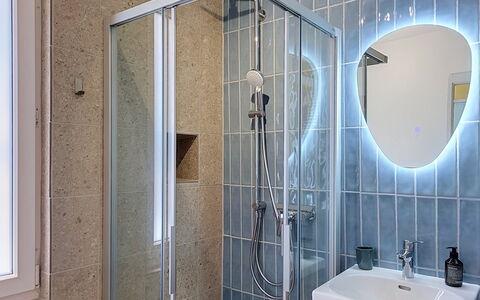 Casa Yakamos: Armatur, Wand, Badezimmer, Interior Design, Flooring, Fussboden, Installation, Spiegel, Bad Sink, Beleuchtung