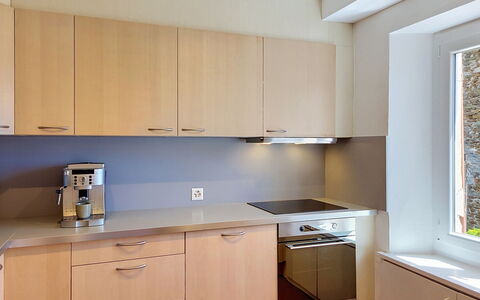 Casa Yakamos: Küche, Küchengerät, Countertop, Cabinetry, Major Appliance, Möbel, Holz, Interior Design, Flooring, Spüle