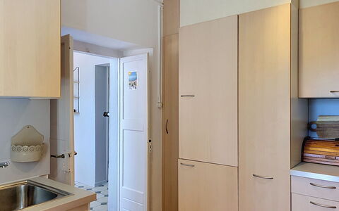 Casa Yakamos: Cabinetry, Möbel, Countertop, Holz, Küchengerät, Flooring, Küche, Interior Design, Schrank, Fussboden