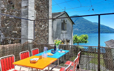 Casa Yakamos: Möbel, Stuhl, Gartenmöbel, Tisch Im Freien, Balkon, Küche & Esszimmer Tisch, Blumentopf, Zimmerpflanze, Schatten, Restaurant
