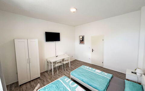 Work & Stay Oberhausen Links: Fussboden, Schlafzimmer, Flooring, Interior Design, Bett, Möbel, Zimmer, Bettdecke, Wohnung, Bettrahmen