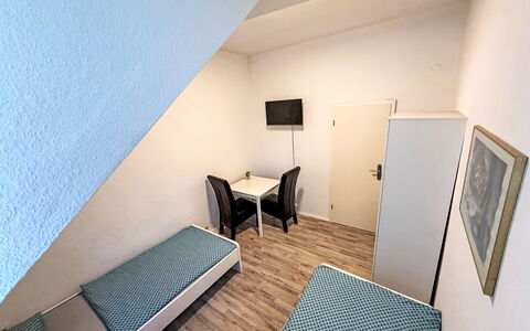 Work & Stay Oberhausen Links: Schlafzimmer, Fussboden, Möbel, Bett, Zimmer, Bettrahmen, Wohnung, Bettdecke, Bedding, Herberge