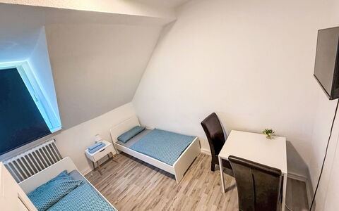 Work & Stay Oberhausen Links: Fussboden, Schlafzimmer, Möbel, Bett, Zimmer, Bettrahmen, Bedding, Komfort, Bettdecke, Hartholz