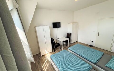 Work & Stay Oberhausen Links: Schlafzimmer, Wohnung, Bett, Bedding, Bettrahmen, Bettdecke, Fahrrad, Matratze