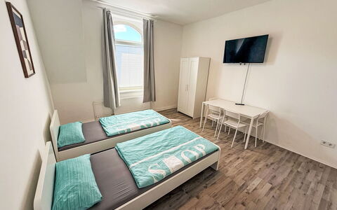 Work & Stay Oberhausen Links: Fussboden, Flooring, Wohnung, Schlafzimmer, Holzboden, Hartholz, Bettrahmen, Bett, Bedding, Bettdecke