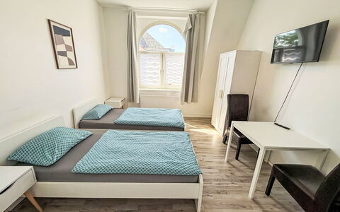 Work & Stay Oberhausen Links: Schlafzimmer, Fussboden, Interior Design, Bett, Flooring, Bedding, Bettdecke, Bettrahmen, Zimmer, Wohnung