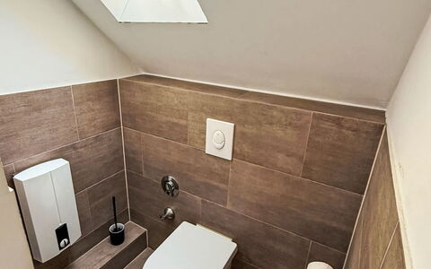 Work & Stay Oberhausen Links: Flooring, Fussboden, Toilleten Sitz, Toilette, Armatur, Badezimmer, Interior Design, Installation, Fliese