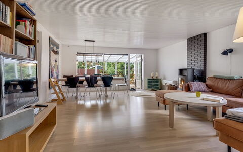 Anina - 300M from the Sea: Möbel, Interior Design, Flooring, Fussboden, Wand, Couch, Holz, Decke, Wohnzimmer, Zimmer