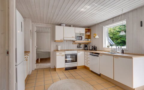 Anina - 300M from the Sea: Flooring, Holz, Fussboden, Interior Design, Decke, Küche, Holzboden, Countertop, Major Appliance, Zuhause