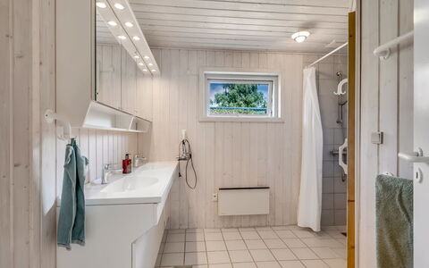 Anina - 300M from the Sea: Flooring, Holz, Armatur, Fussboden, Interior Design, Decke, Sinken, Zapfhahn, Installation, Badezimmer