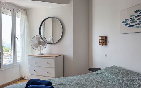 Xaloc: Möbel, Bett, Schlafzimmer, Interior Design, Bedding, Bettdecke, Holz, Zimmer, Linens, Fussboden