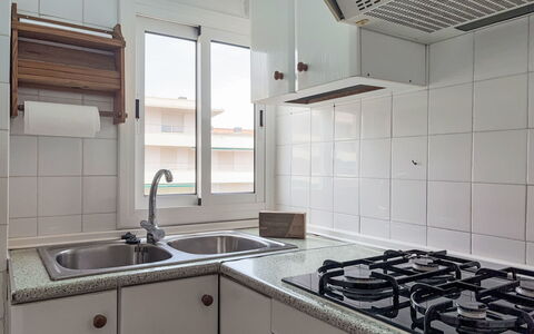 Xaloc: Küche, Küchengerät, Major Appliance, Countertop, Spüle, Herd, Cabinetry, Interior Design, Herd, Sinken