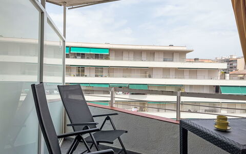 Xaloc: Wohnung, Balkon, Fussboden, Verbundwerkstoff, Eigentumswohnung, Geschäftshaus, Glas, Schatten, Stuhl, Daylighting
