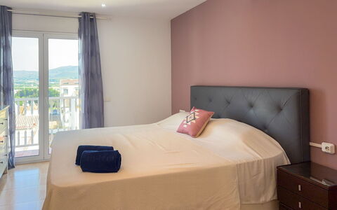 Clara: Bett, Möbel, Schlafzimmer, Bedding, Bettdecke, Interior Design, Holz, Fussboden, Linens, Flooring