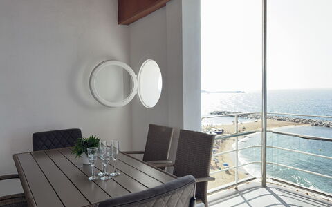 Clara: Möbel, Fussboden, Meer, Glas, Ozean, Stuhl, Schatten, Küche & Esszimmer Tisch, Balkon, Kaffetisch