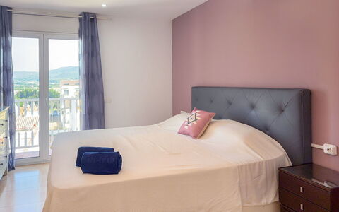 Clara: Bett, Möbel, Schlafzimmer, Bedding, Bettdecke, Interior Design, Holz, Linens, Fussboden, Zimmer
