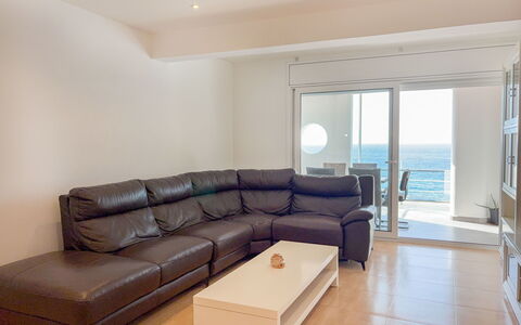 Clara: Möbel, Fussboden, Flooring, Couch, Interior Design, Wohnzimmer, Wohnung, Zimmer, Meer