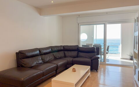 Clara: Möbel, Fussboden, Flooring, Couch, Interior Design, Wohnzimmer, Wohnung, Zimmer, Meer