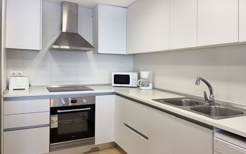 Clara: Küchengerät, Küche, Countertop, Cabinetry, Major Appliance, Herd, Flooring, Interior Design, Haushaltsgerät, Herd