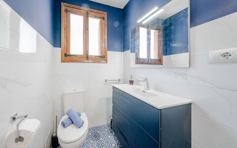 Can Nura: Blau, Flooring, Fussboden, Armatur, Badezimmer, Badezimmerschrank, Fliese, Toilette, Installation, Zapfhahn