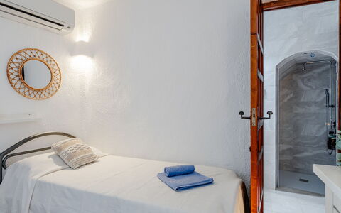 Can Nura: Bett, Schlafzimmer, Wand, Bedding, Bettdecke, Interior Design, Fussboden, Möbel, Decke, Flooring