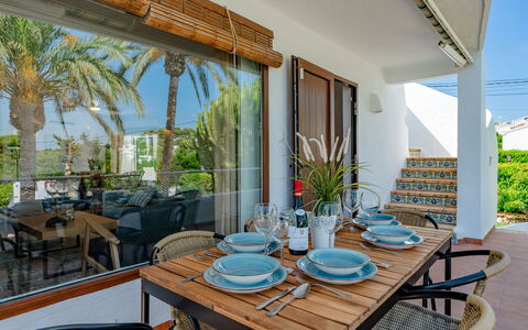 Can Nura: Möbel, Stuhl, Tabelle, Küche & Esszimmer Tisch, Esszimmer, Zimmerpflanze, Schatten, Resort, Eco Hotel, Blumentopf