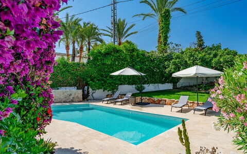 Can Nura: Blau, Schwimmbad, Resort, Eco Hotel, Gartenmöbel, Schatten, Garten, Landscaping, Hazienda
