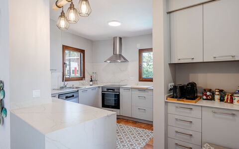 Can Nura: Flooring, Küche, Countertop, Interior Design, Cabinetry, Möbel, Fussboden, Holz, Küchengerät, Decke
