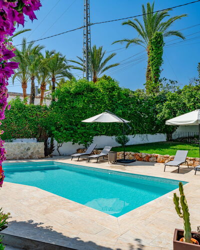 Can Nura: Blau, Schwimmbad, Resort, Eco Hotel, Gartenmöbel, Schatten, Garten, Landscaping, Hazienda