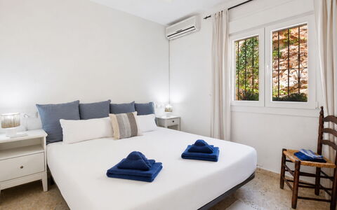 Pueblo de la Luz: Interior Design, Wohnung, Flooring, Zuhause, Fussboden, Schlafzimmer, Bett, Zimmer, Fensterabdeckung, Bettrahmen
