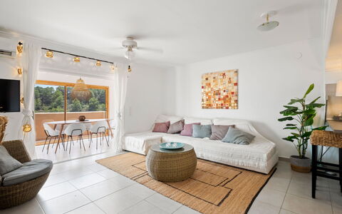Sol Moraira: Möbel, Interior Design, Couch, Flooring, Fussboden, Holz, Decke, Wohnzimmer, Tabelle, Zimmer