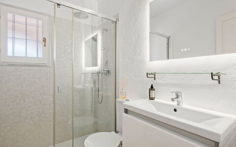 Sol Moraira: Badezimmer, Armatur, Wand, Flooring, Interior Design, Fussboden, Spiegel, Sinken, Zapfhahn, Decke