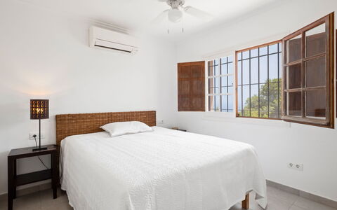 Sol Moraira: Bett, Schlafzimmer, Möbel, Bedding, Interior Design, Bettdecke, Fussboden, Holz, Decke, Flooring