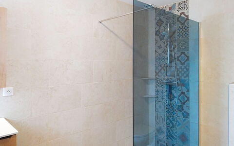 Le Jardin du Calme: Flooring, Fussboden, Fliese, Armatur, Badezimmer, Duschkopf, Installation, Dusche