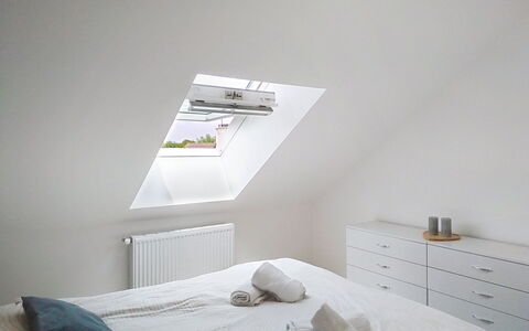 Le Jardin du Calme: Decke, Interior Design, Beleuchtung, Light Fixture, Schlafzimmer, Zuhause, Möbel, Zimmer, Dachboden, Bett