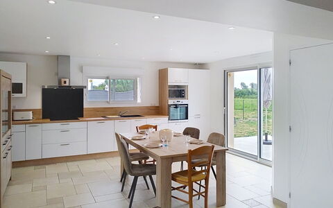 Le Jardin du Calme: Möbel, Flooring, Interior Design, Holz, Fussboden, Küche, Decke, Countertop, Cabinetry, Beleuchtung