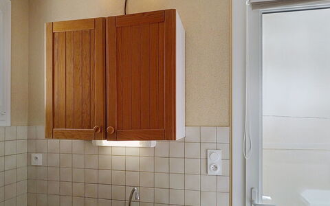 Riviera: Holz, Interior Design, Flooring, Zimmer, Countertop, Sinken, Cabinetry, Armatur, Zapfhahn, Spüle