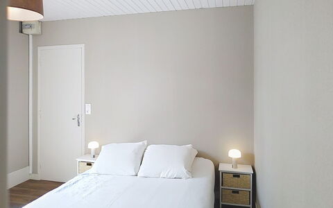 Riviera: Wand, Interior Design, Schlafzimmer, Möbel, Fussboden, Holz, Flooring, Bett, Bedding, Textil